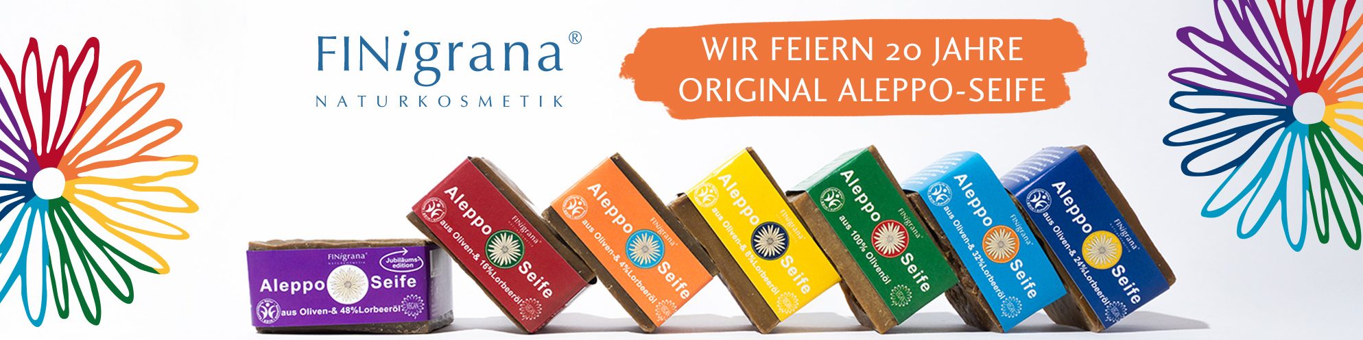 Finigrana Naturkosmetik Produktübersicht. Alepposeife gestapelt, Bio Buttter, Hautöle, Kokosöl im Glas und eine große Dose Reine Bio Sheabutter.